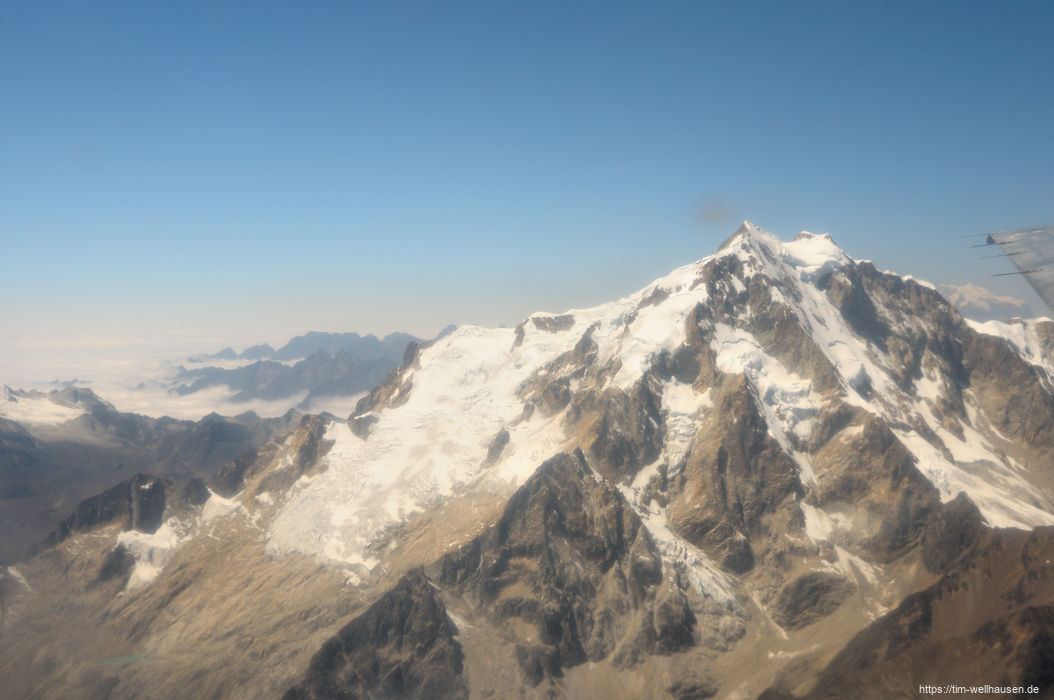 Der Flug zwischen La Paz (4000m) und Rurrenabaque (100m) geht zwischen den Gipfeln der Anden hindurch.
