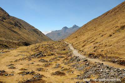 Der Weg stammt aus der Vor-Inka-Zeit und wurde von den Inkas ausgebaut. Die Straße ist heute noch bestens in Schuss - leider ist das Laufen auf Stein auf Dauer sehr anstrengend.