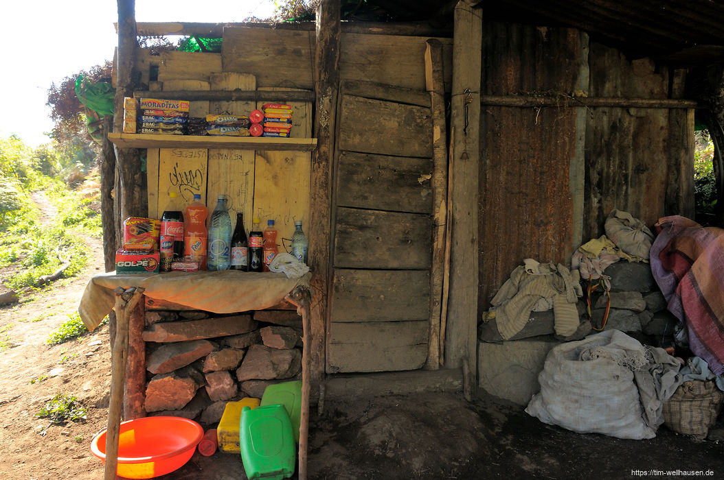 Jede noch so kleine Hütte hat einen Kiosk, wo der Wanderer Nachschub an Keksen und süßen Getränken findet.