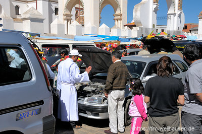 In Copacabana am Titicacasee werden jeden Sonntag die Autos von Priestern gesegnet. Nach dem Weihwasser wird Alkohol verspritzt, um auch Pacha Mama zufriedenzustellen.