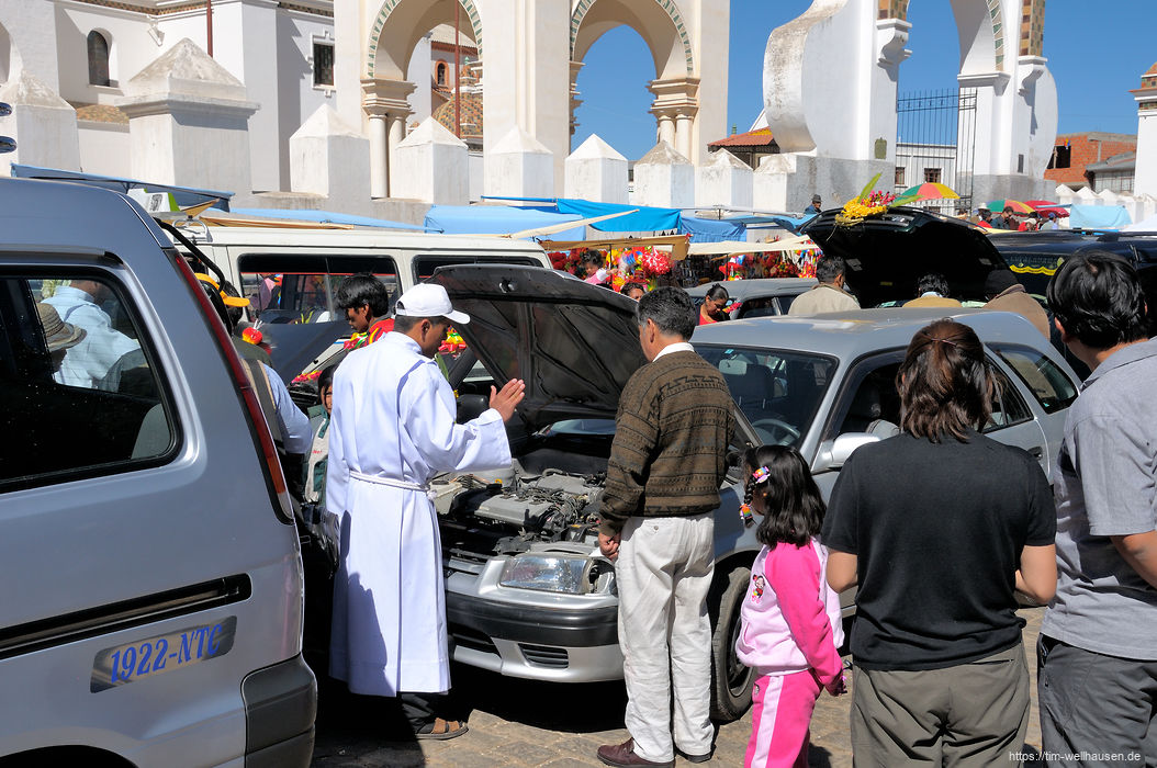 In Copacabana am Titicacasee werden jeden Sonntag die Autos von Priestern gesegnet. Nach dem Weihwasser wird Alkohol verspritzt, um auch Pacha Mama zufriedenzustellen.