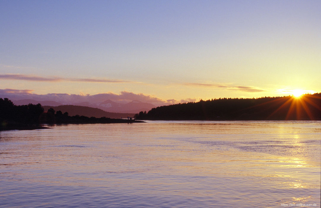 Sonnenuntergang auf Galiano Island mit Blick auf Thetis Island und Vancouver Island am Horizont.