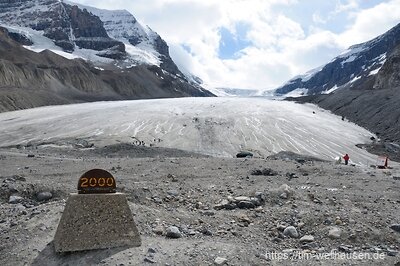 Der Athabasca-Gletscher lässt sich vom Icefields Parkway mit einem Spaziergang erreichen. Leider wird dieser Spaziergang jedes Jahr etwas länger.