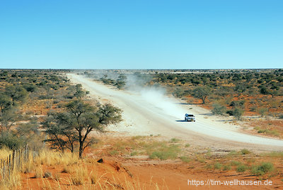 Jedes entgegenkommende Auto wirbelt viel Staub auf - in manchen Ecken Namibias jedoch ein seltenes Ereignis.