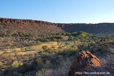 Der Waterberg im Norden Namibias ist mit seinem Sandstein schon von weitem zu sehen. Vor über hundert Jahren war er Schauplatz der Kämpfe zwischen den Herero und der deutschen Schutztruppe.