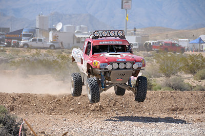 Die Reise beginnt mit einem 400-Meilen-Rennen in der Wüste von Nevada. Viele der Autos sind selbst zusammengebastelt.